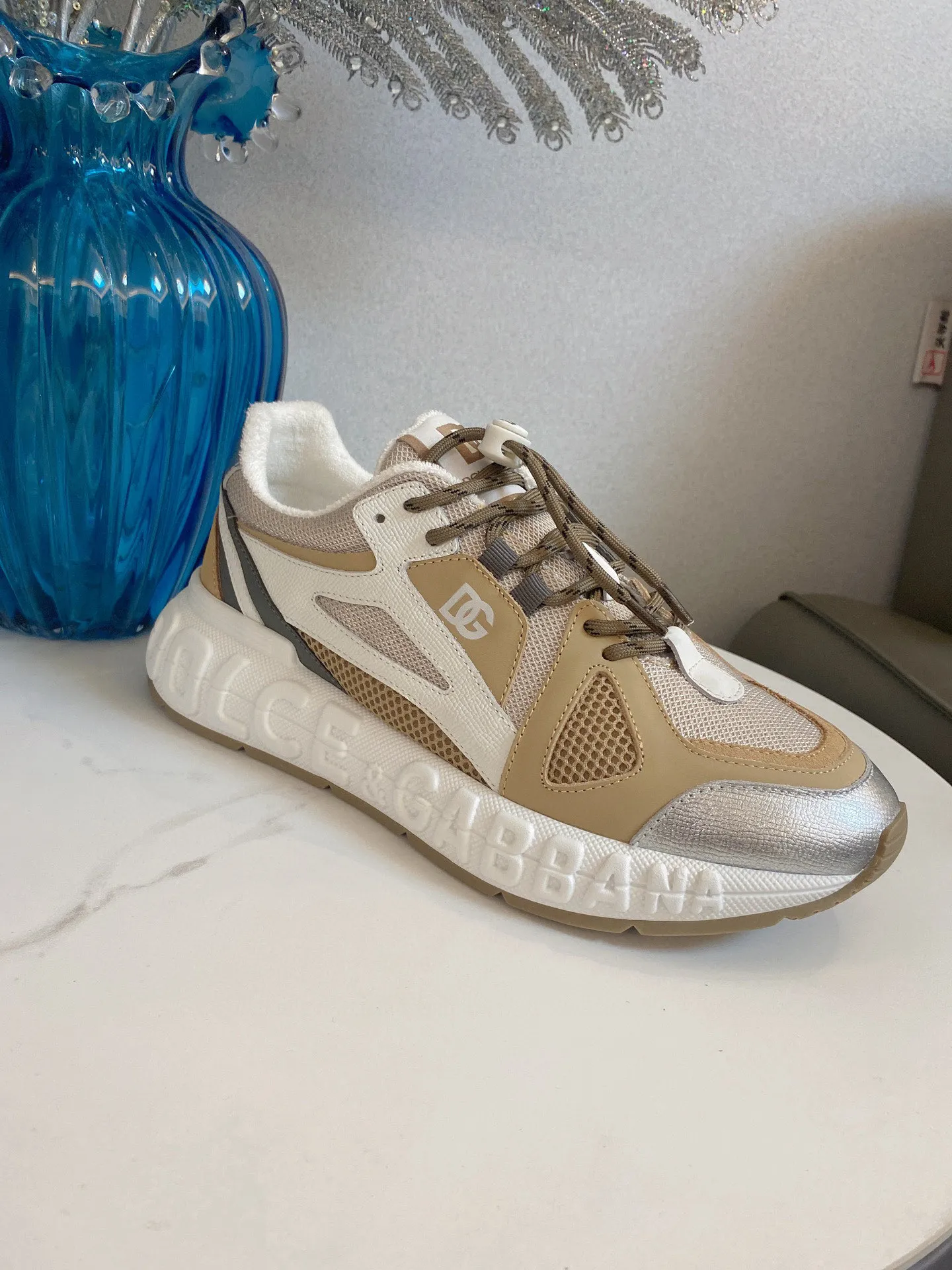 Men's men's shoes💰580 Dolce&Gabbana Dolce & Gabbana's latest popular D&G couple's dad shoes Airmaster series casual sports shoes original purchase development and production Airmaster shoes draw inspiration from Daymaster's iconic shape, while lightening the middle part of the sole to present a more sporty appearance. Nylon upper with contrasting suede and calfskin details. The tongue, heel and back sole are embellished with the DG logo, and the micro-injection logo rubber label is the icing on the cake. Exquisitely packaged at the delivery counter🛍📦 ▪️ Fabric: Original imported first-layer cowhide ▪️ Lining: Customized breathable towel lining ▪️ Sole: Original molded PU+TPU material ▪️ Bottom thickness: 5CM ▪️ Size: Women's 35-40/Men's 39-44 (45 46 customized)
